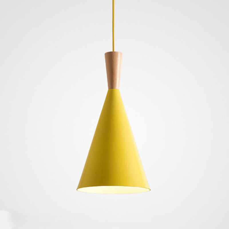 Elegant skandinavisk takpendel i heltre og farget metall – moderne designlampe for stue og soverom
