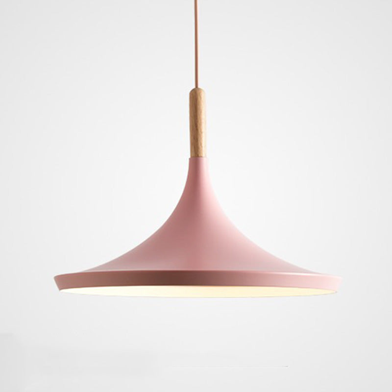 Elegant skandinavisk takpendel i heltre og farget metall – moderne designlampe for stue og soverom