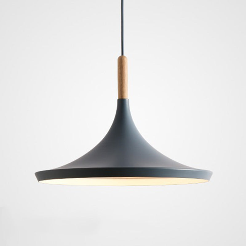 Elegant skandinavisk takpendel i heltre og farget metall – moderne designlampe for stue og soverom