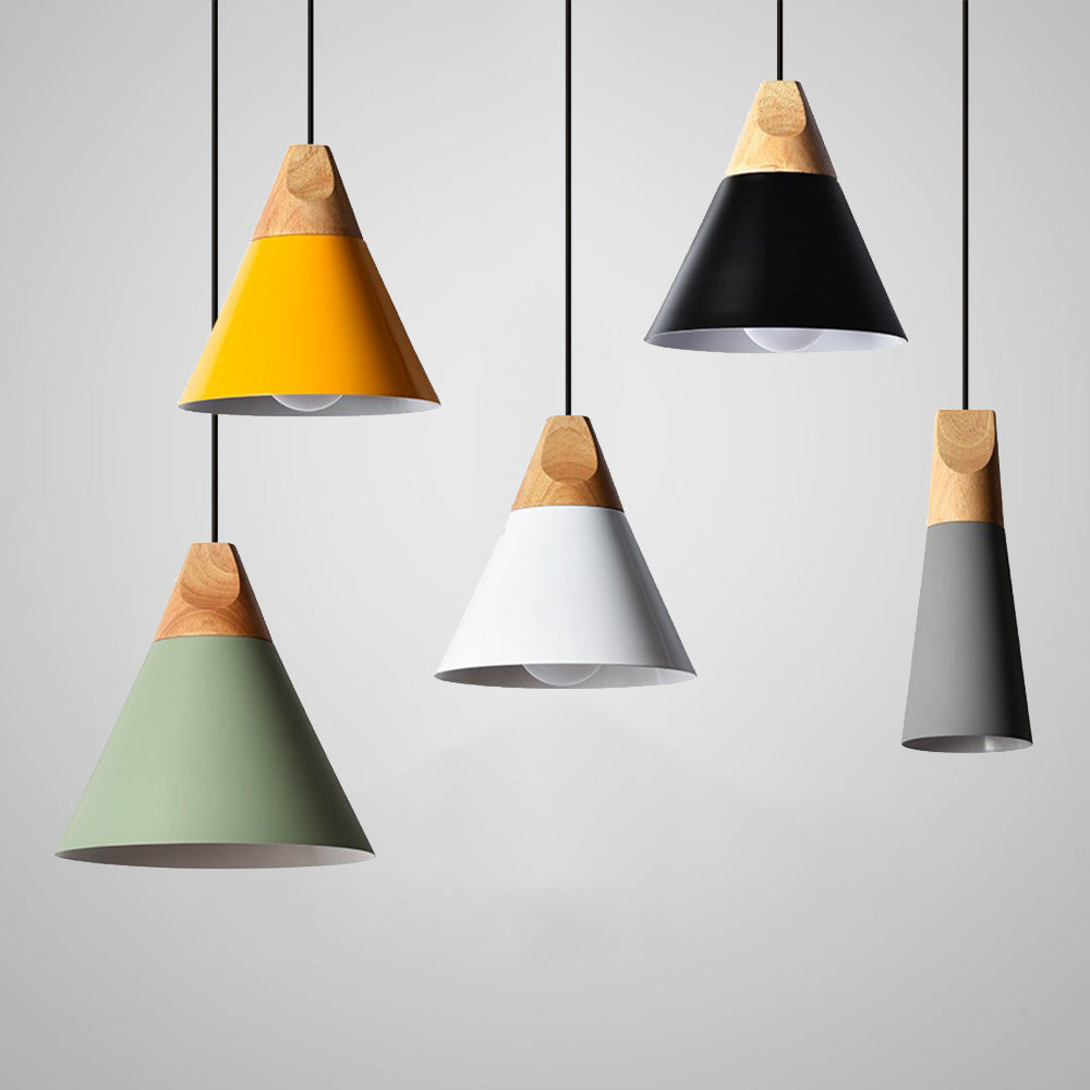 Skandinavisk Konisk Pendellampe i Massivt Tre – Fargerik Lampe for Moderne Interiør