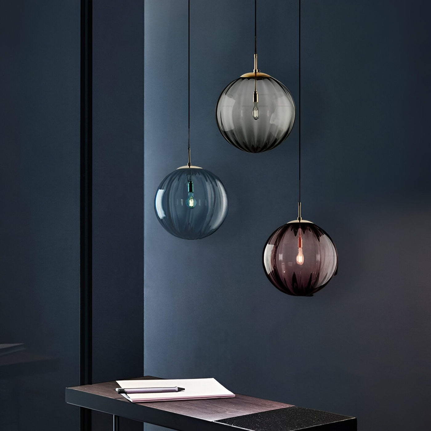 Moderne kuleformet glasspendellampe