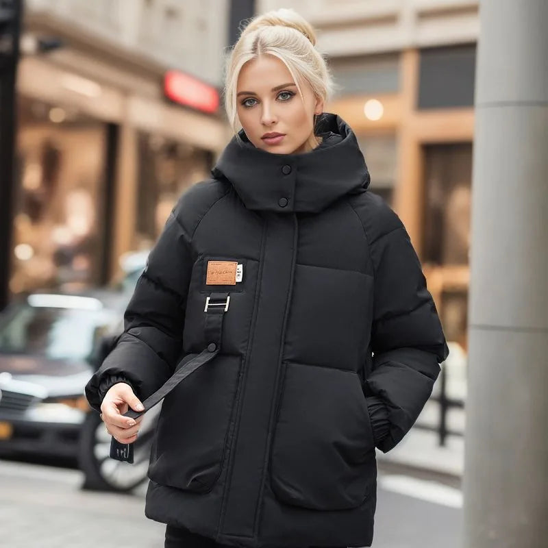 Femme portant la veste d'hiver Cendrine par temps froid